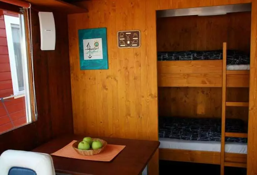 Hotelli Hausboot Neustrelitz Am Zierker See