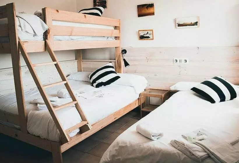 Aamiaismajoitus (B&B) Latas Surf Lodge