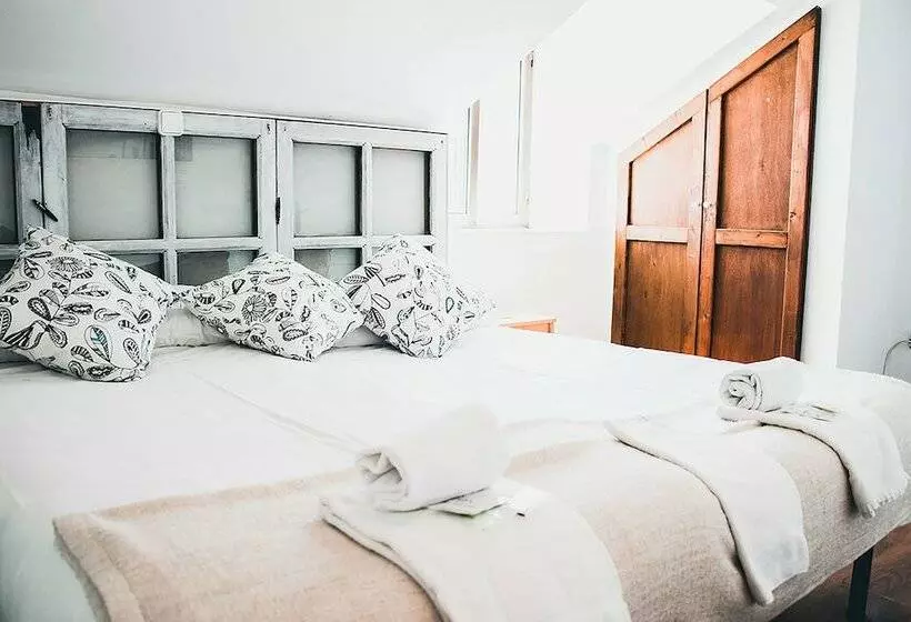 Aamiaismajoitus (B&B) Latas Surf Lodge