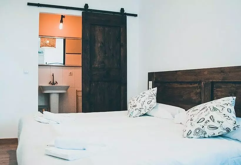 Aamiaismajoitus (B&B) Latas Surf Lodge