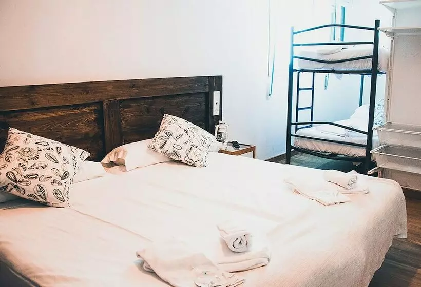 Aamiaismajoitus (B&B) Latas Surf Lodge