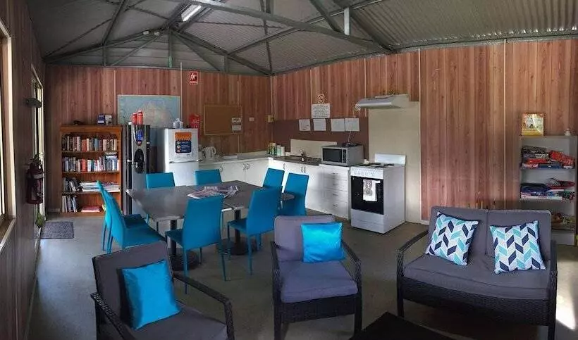 Hotelli Acacia Caravan Park & Holiday Units