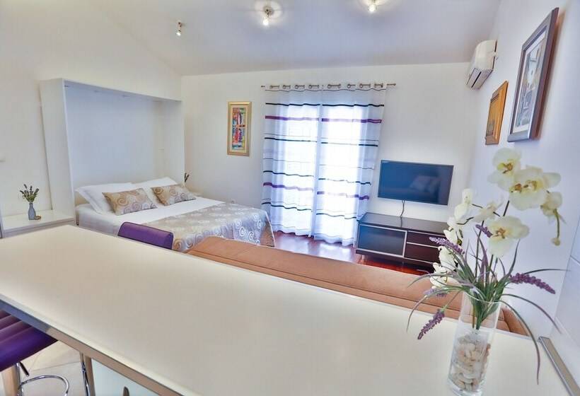 Split Summer Lounge Apartments