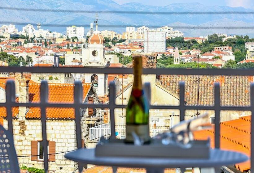 Split Summer Lounge Apartments