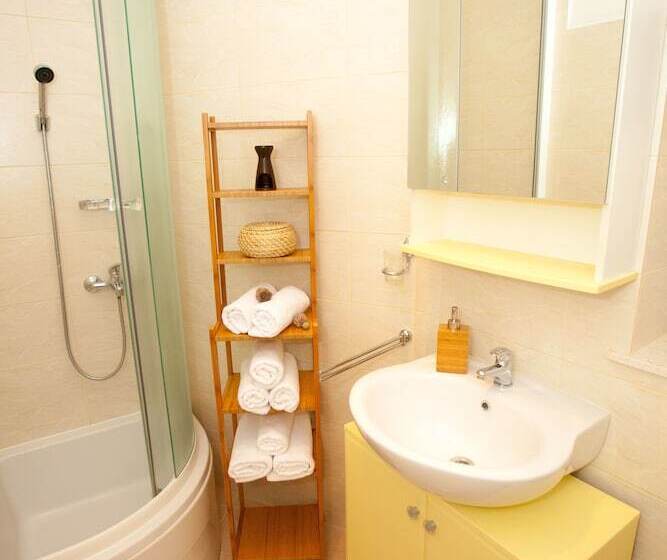 Split Summer Lounge Apartments