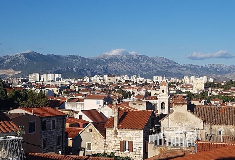 Split Summer Lounge Apartments