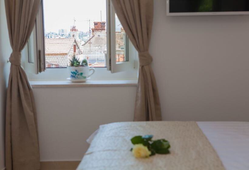 Split Summer Lounge Apartments