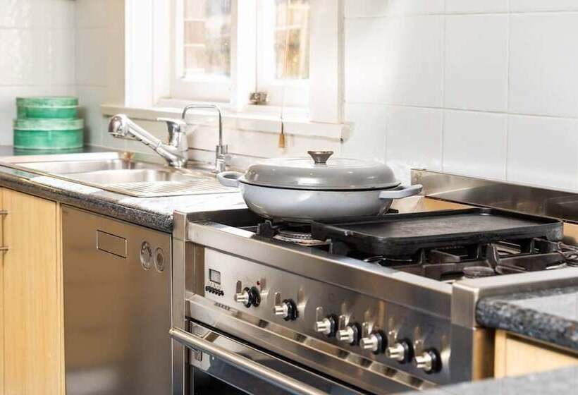 Wonderful Family Home H406