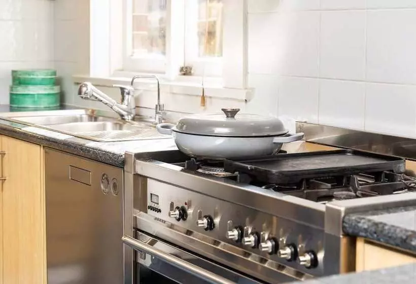 Wonderful Family Home H406