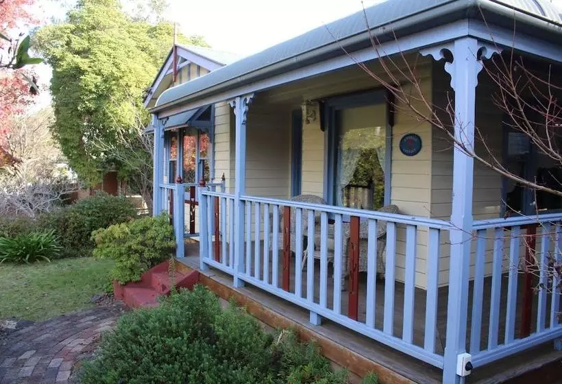 Ambrose Cottage Front Apt