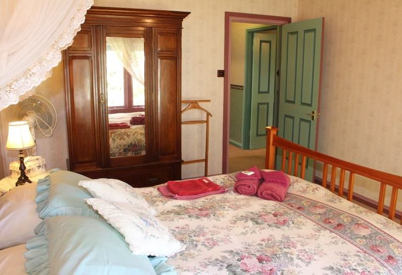 Ambrose Cottage Front Apt