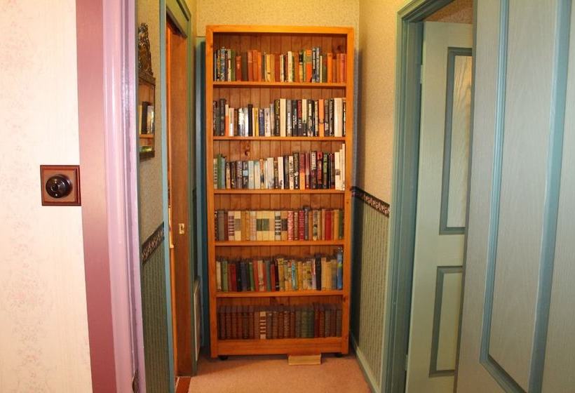 Ambrose Cottage Front Apt