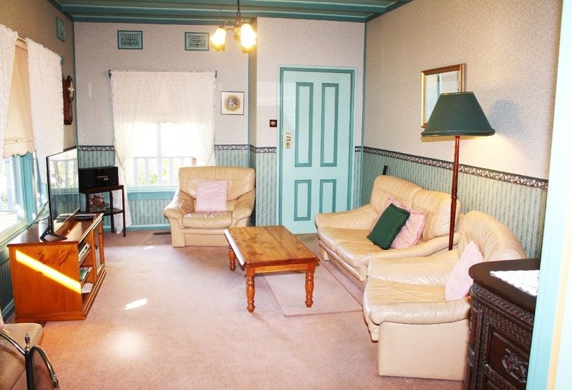 Ambrose Cottage Front Apt