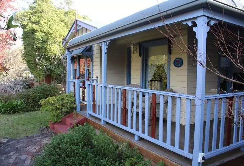 Ambrose Cottage Front Apt