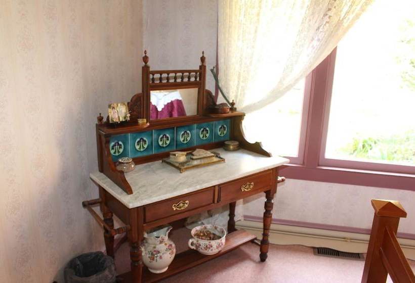 Ambrose Cottage Front Apt