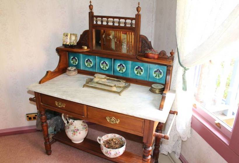 Ambrose Cottage Front Apt