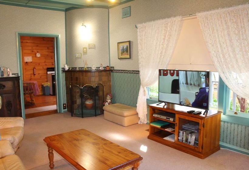 Ambrose Cottage Front Apt