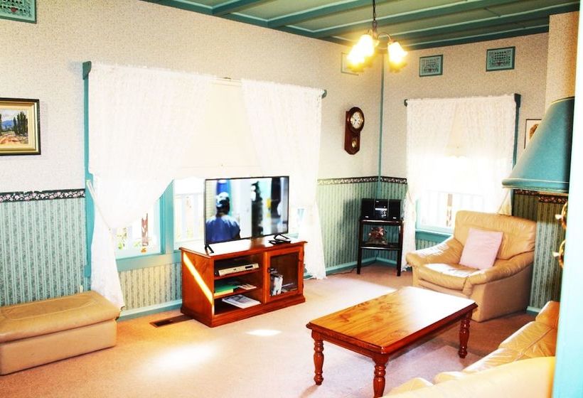 Ambrose Cottage Front Apt