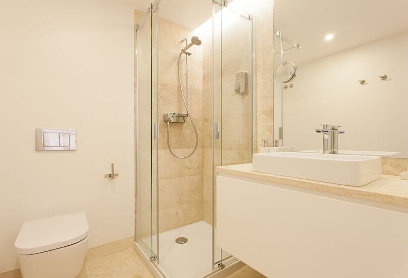 Mouraria Blue Three Bedroom Apartment W/ Parking By Lu Holidays