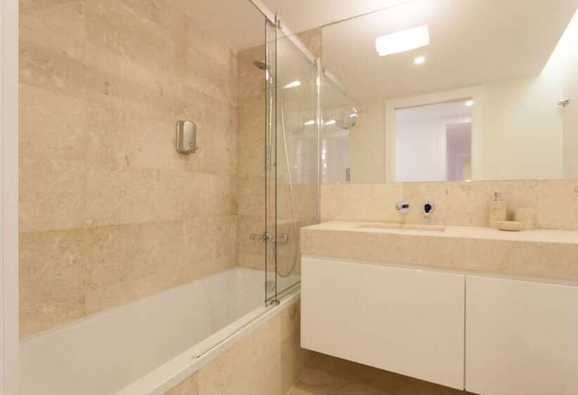 Mouraria Blue Three Bedroom Apartment W/ Parking By Lu Holidays