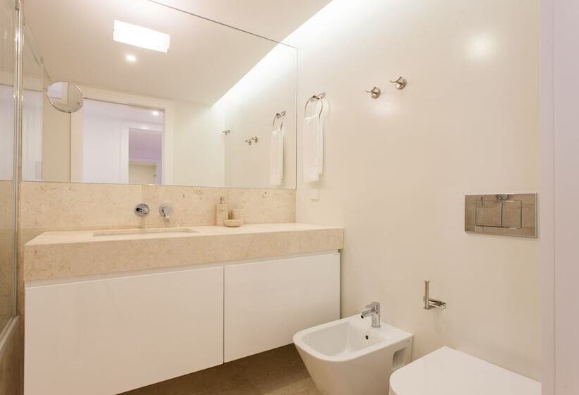 Mouraria Blue Three Bedroom Apartment W/ Parking By Lu Holidays