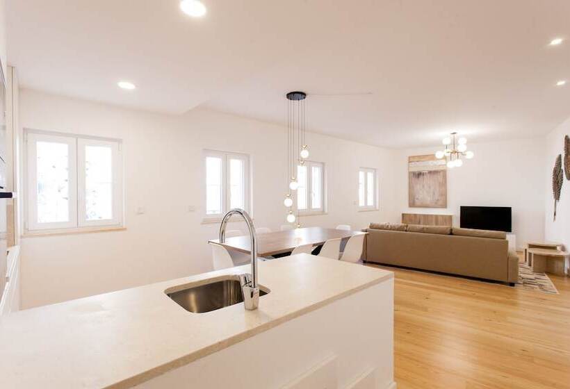 Mouraria Blue Three Bedroom Apartment W/ Parking By Lu Holidays