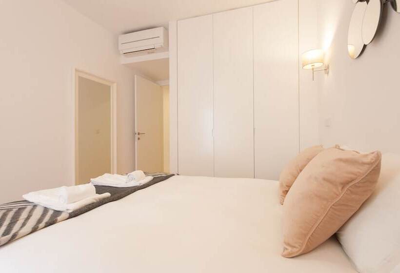 Mouraria Blue Three Bedroom Apartment W/ Parking By Lu Holidays