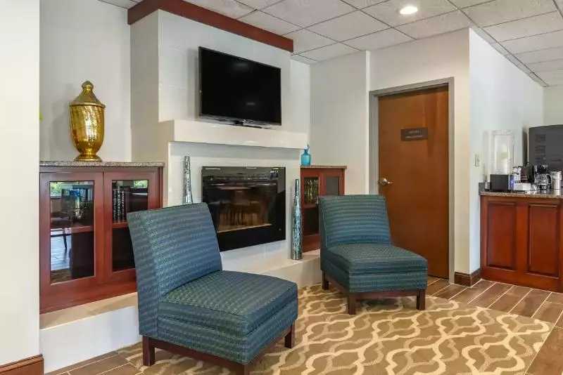 Отель Comfort Inn & Suites Dahlonega University Area