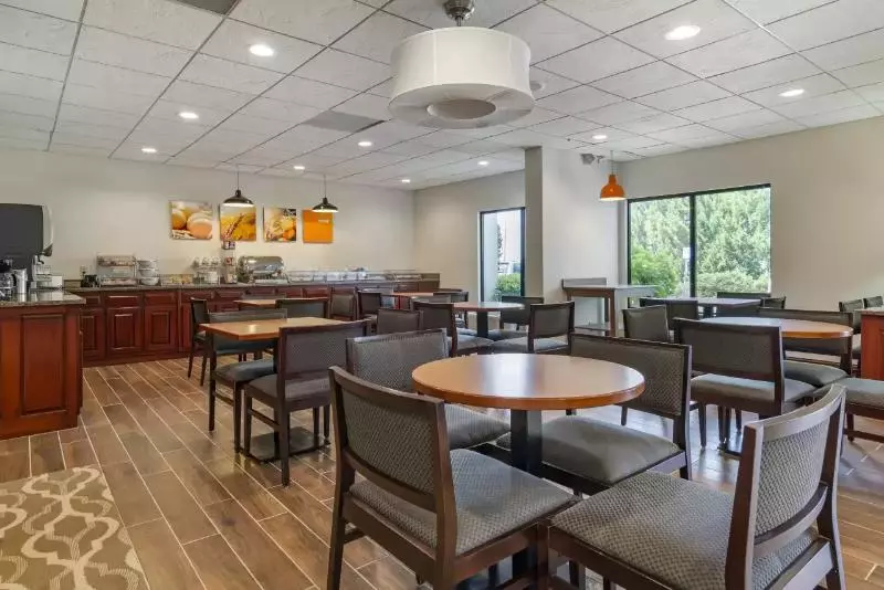 Отель Comfort Inn & Suites Dahlonega University Area