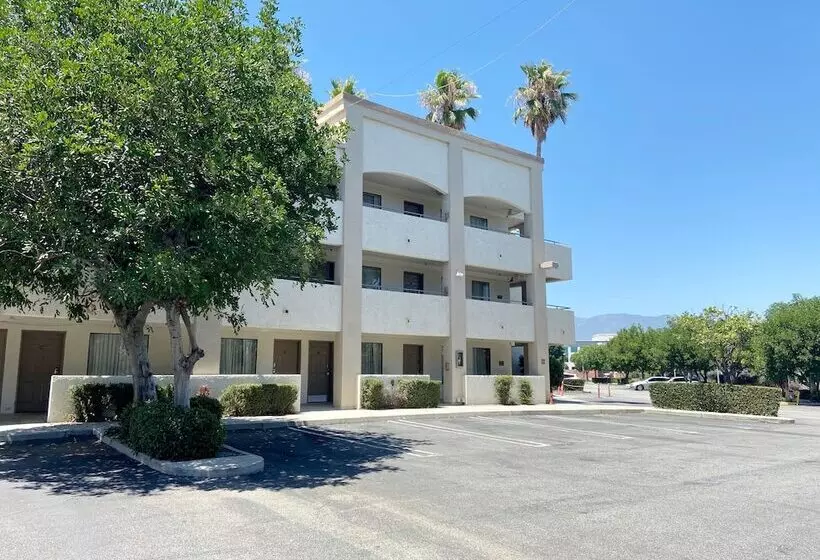 Отель D Lins Ontario Airport