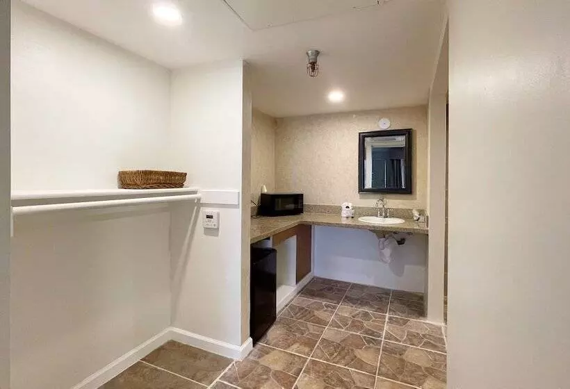 Отель D Lins Ontario Airport