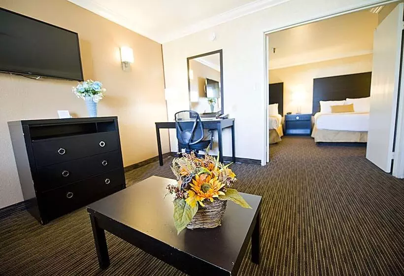 Отель D Lins Ontario Airport