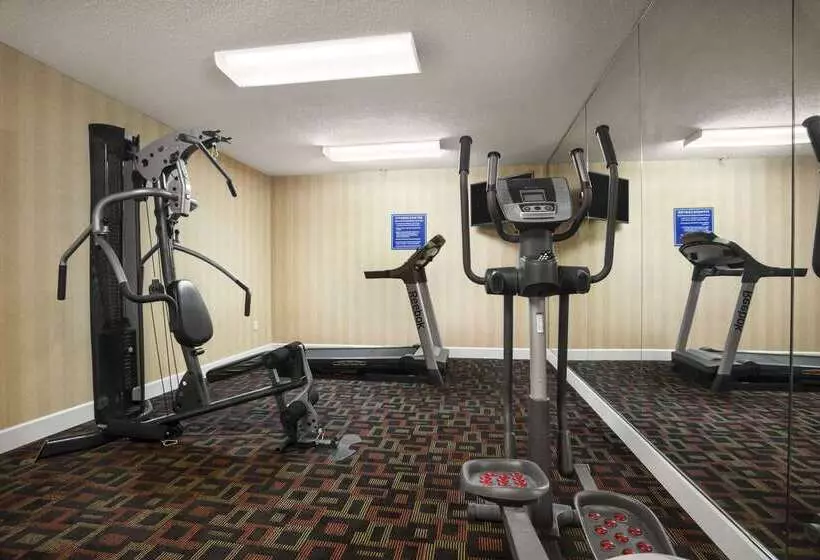 בית מלון כפרי Days Inn & Suites By Wyndham Stuttgart