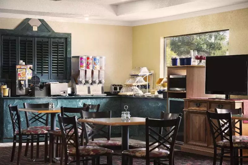 בית מלון כפרי Days Inn & Suites By Wyndham Stuttgart