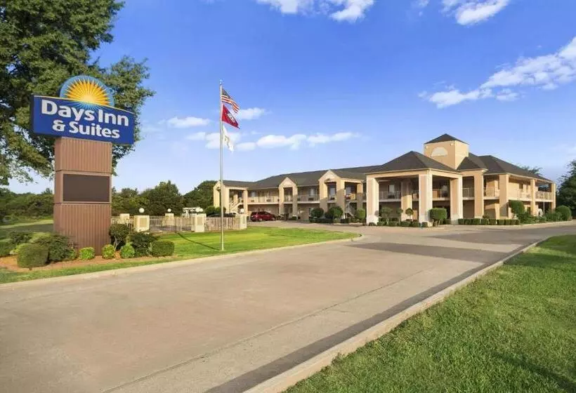 בית מלון כפרי Days Inn & Suites By Wyndham Stuttgart