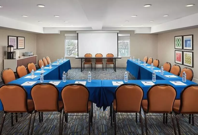 Holiday Inn Express Hotel & Suites Belmont, An Ihg