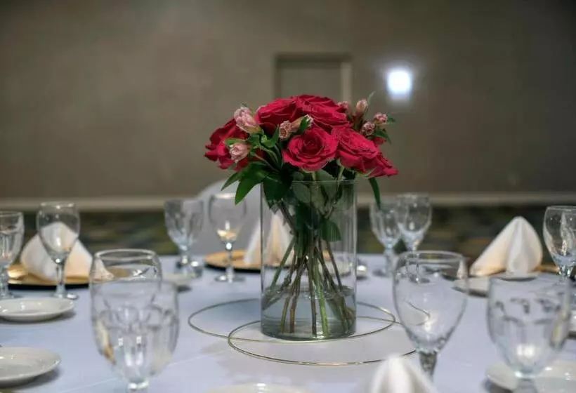 Отель Holiday Inn Express Janesville I 90 & Us Highway 14, An Ihg