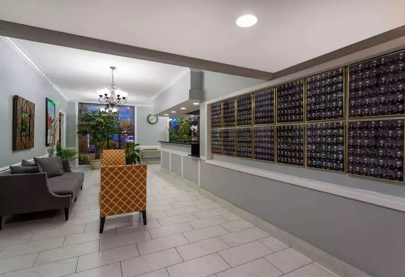 فندق Howard Johnson By Wyndham Waukegan Great Lakes