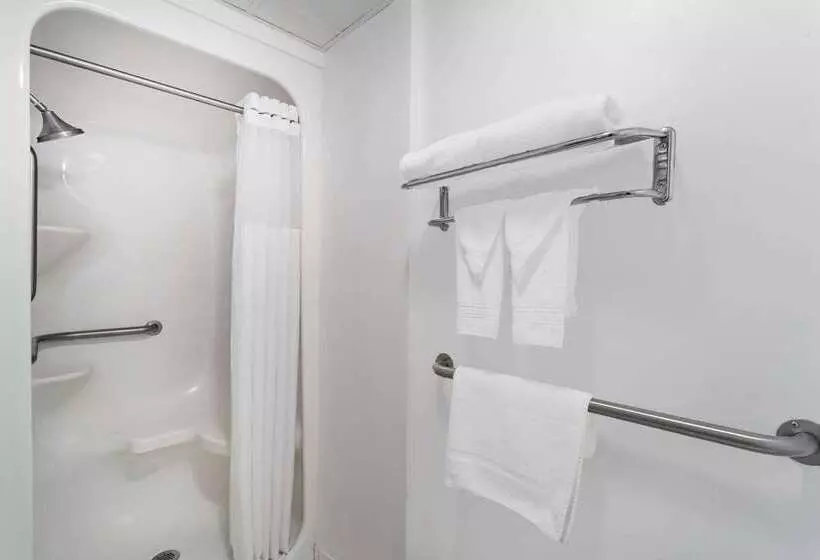 فندق Howard Johnson By Wyndham Waukegan Great Lakes