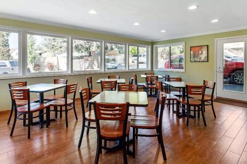 Отель Rodeway Inn