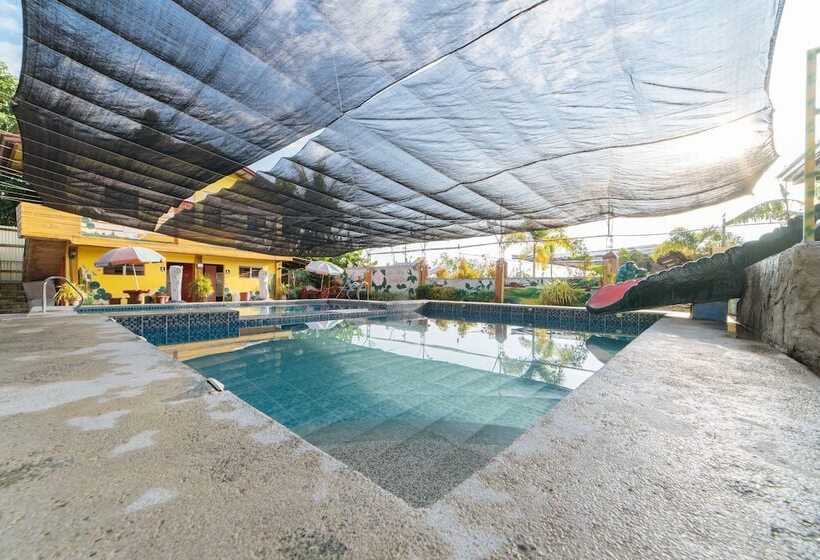 Отель Reddoorz Plus @ San Nicolas Agoo