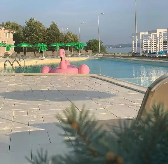 Riviera By Queens Hotel And Resort