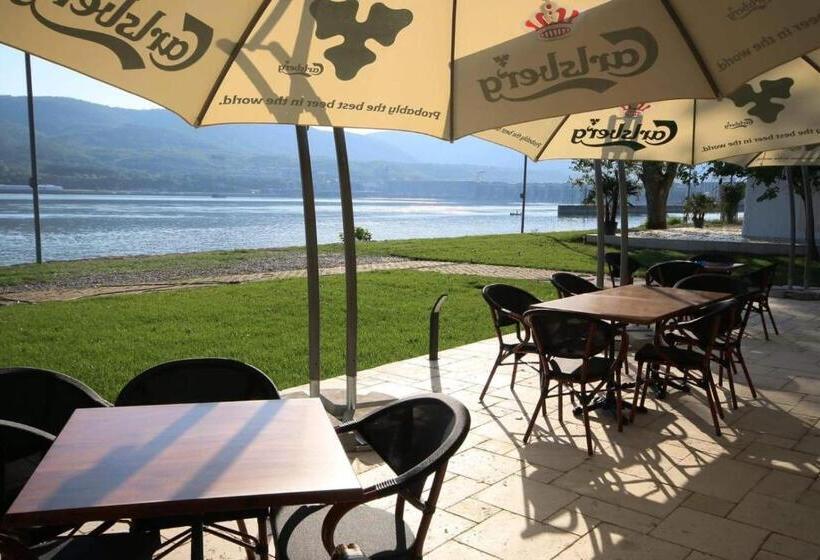 Riviera By Queens Hotel And Resort