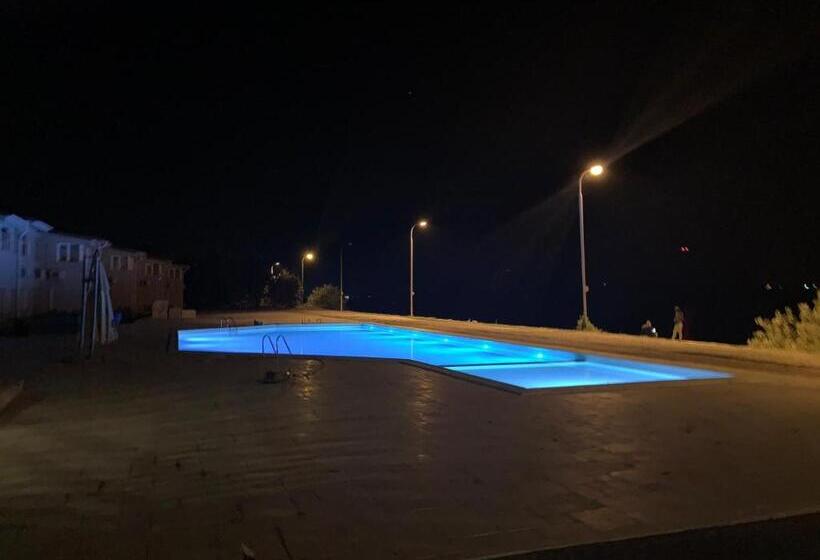 Riviera By Queens Hotel And Resort