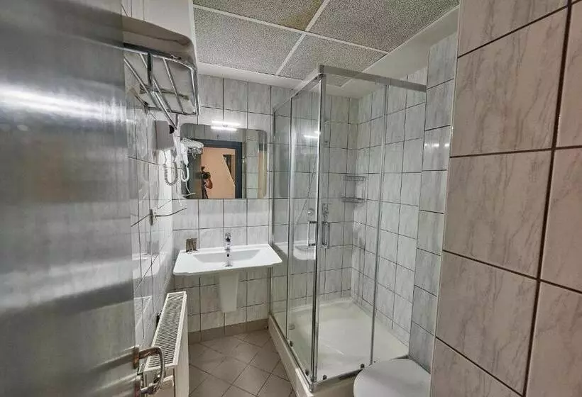 Riviera By Queens Hotel And Resort