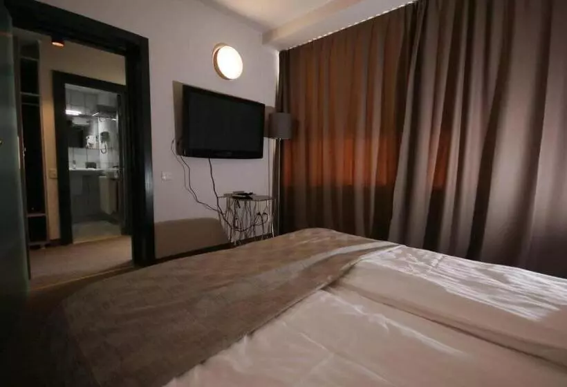 Riviera By Queens Hotel And Resort