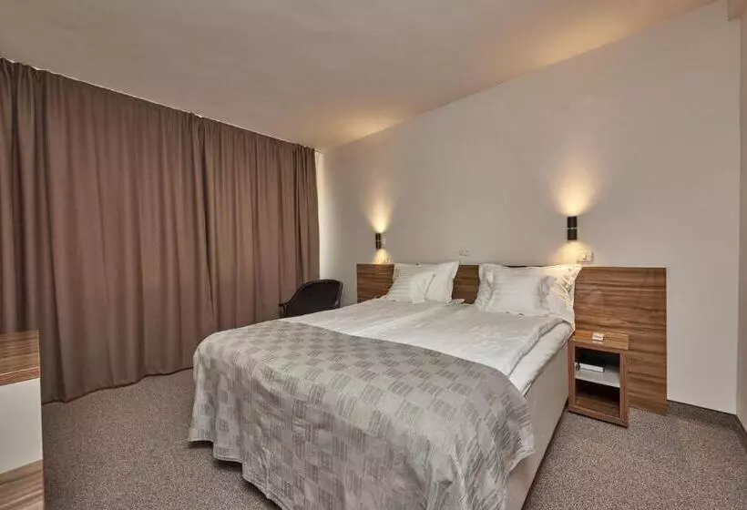 Riviera By Queens Hotel And Resort