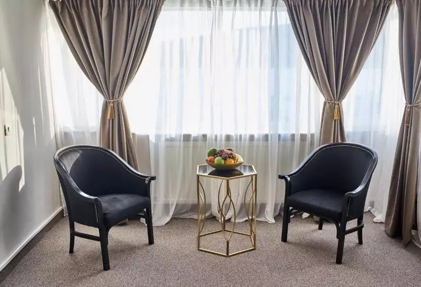 Riviera By Queens Hotel And Resort