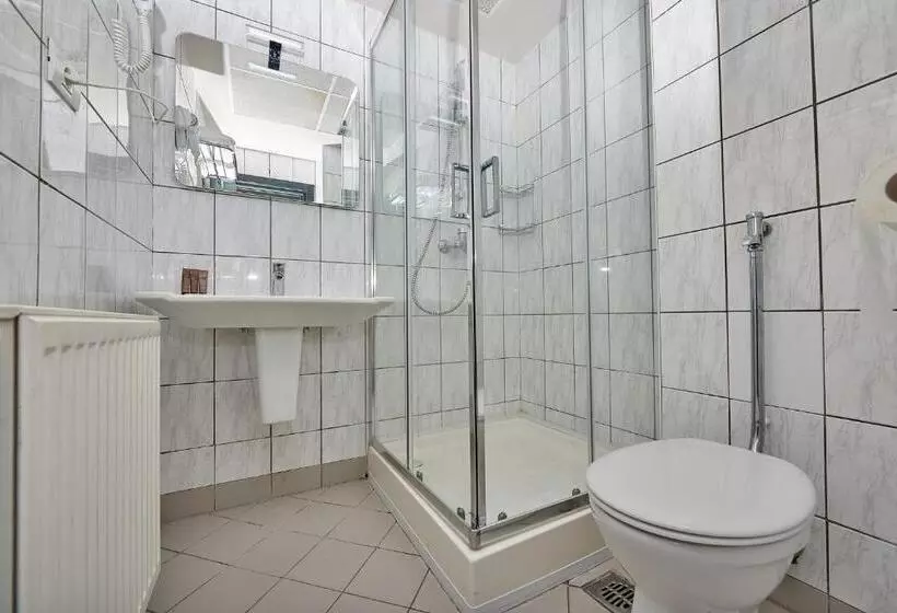 Riviera By Queens Hotel And Resort