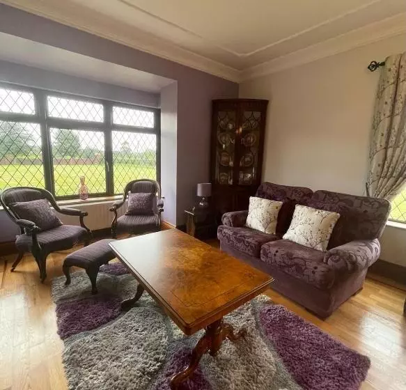 تختخواب و صبحانه Greenfields Country House